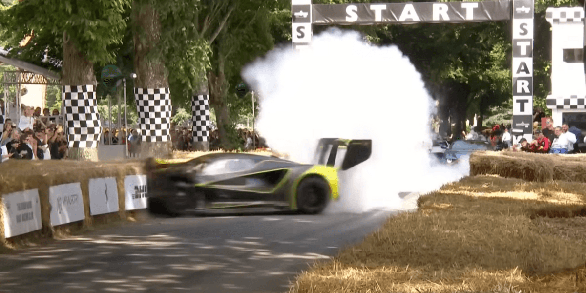Kraschen som sker precis efter start på Goodwood FOS. Bilden är tagen från deras egna Youtube video.