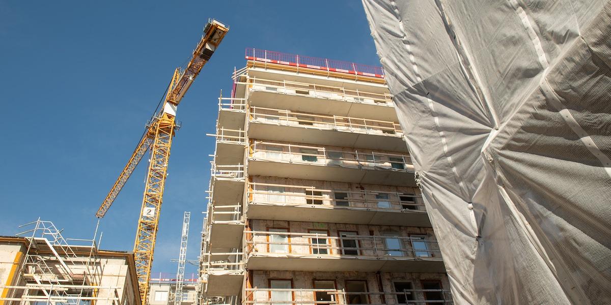 Bilden föreställer ett husbygge. Byggbranschen har gått mycket dåligt på senare år. En stark rapport från NCC väcker optimism