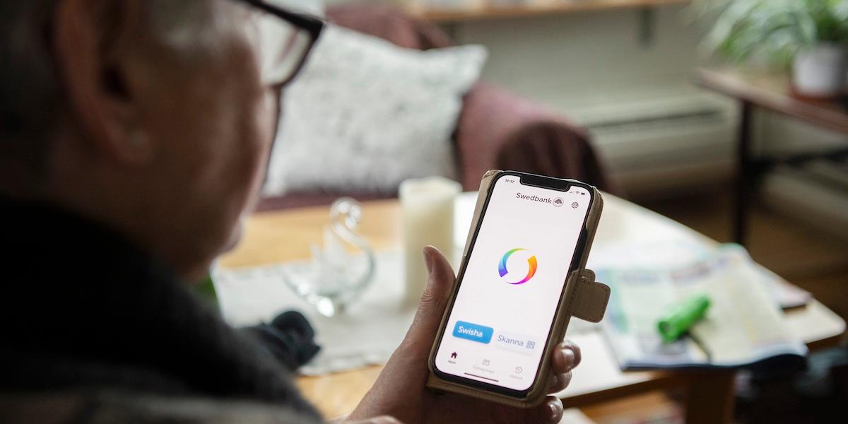 Bilden föreställer en person som swishar. Allt fler företag vill hjälpa oss med digitala betalningar. Då blir säkerheten extra viktigt.