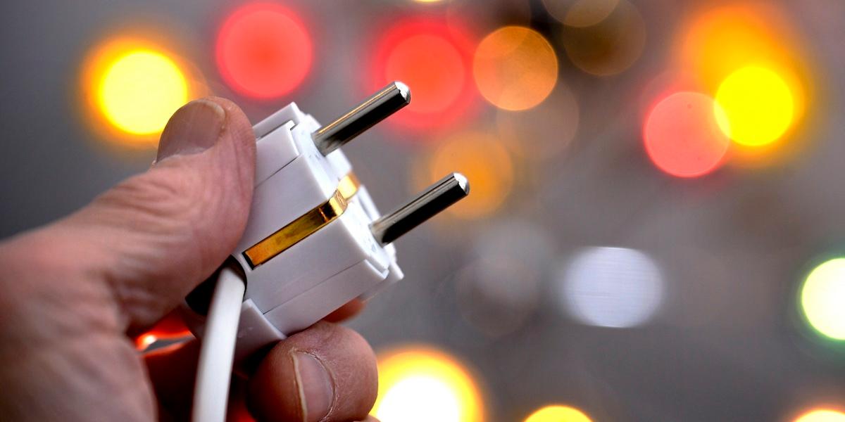 Bilden föreställer en elkontakt. Företag inom EU kämpar med höga elpriser relativt andra länder. Och det är bara ett av unionens energiproblem