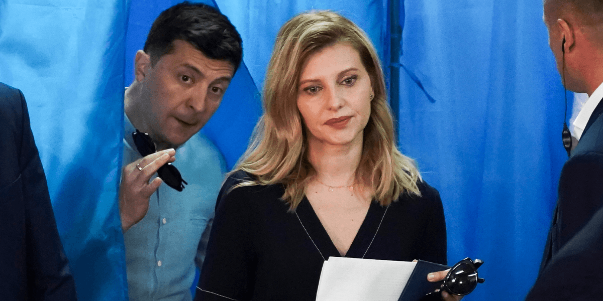 Ukrainas president Volodymyr Zelenskyy och hans fru Olena Zelenska. Falska rykten om Olena spreds som en blixt på nätet med hjälp av AI. (Foto: Evgeniy Maloletka/AP/TT)