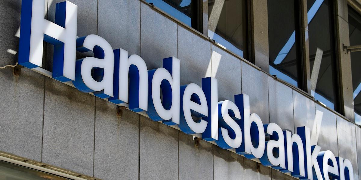 Bilden föreställer Handelsbankens logotyp. Banken rapporterade ett bättre halvårsresultat än väntat.