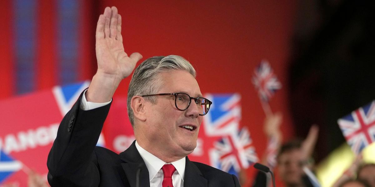 Bilden föreställer Keir Starmer, ledare för Labour – som vann en storseger i brittiska valet.