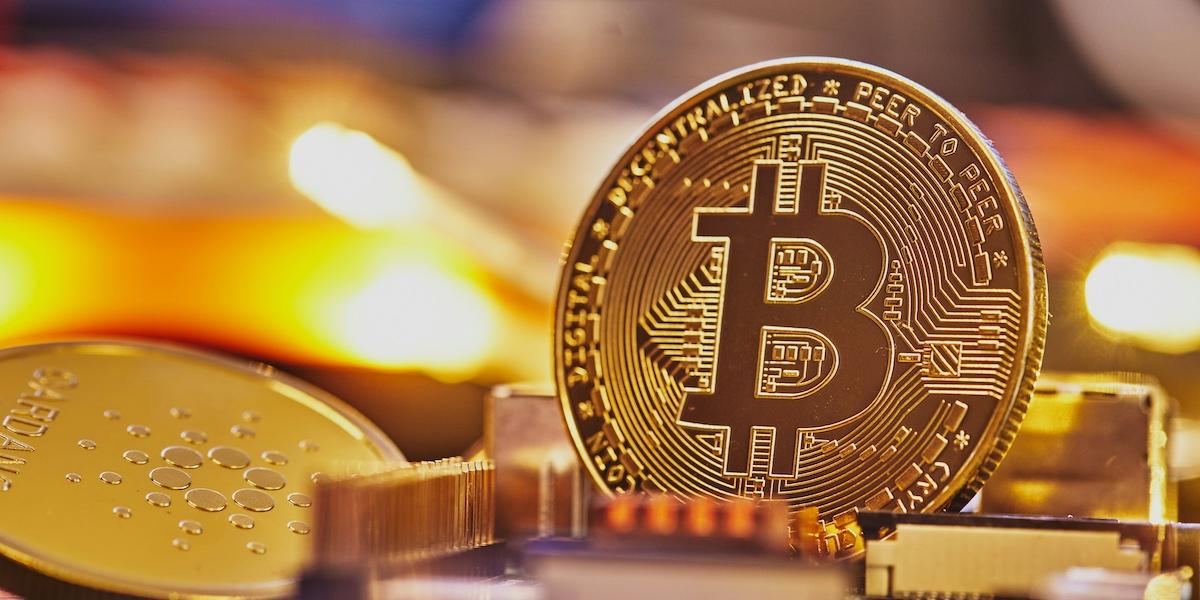 Bilden föreställer en kryptovaluta. I USA är Trump mer positiv till krypto än Biden.