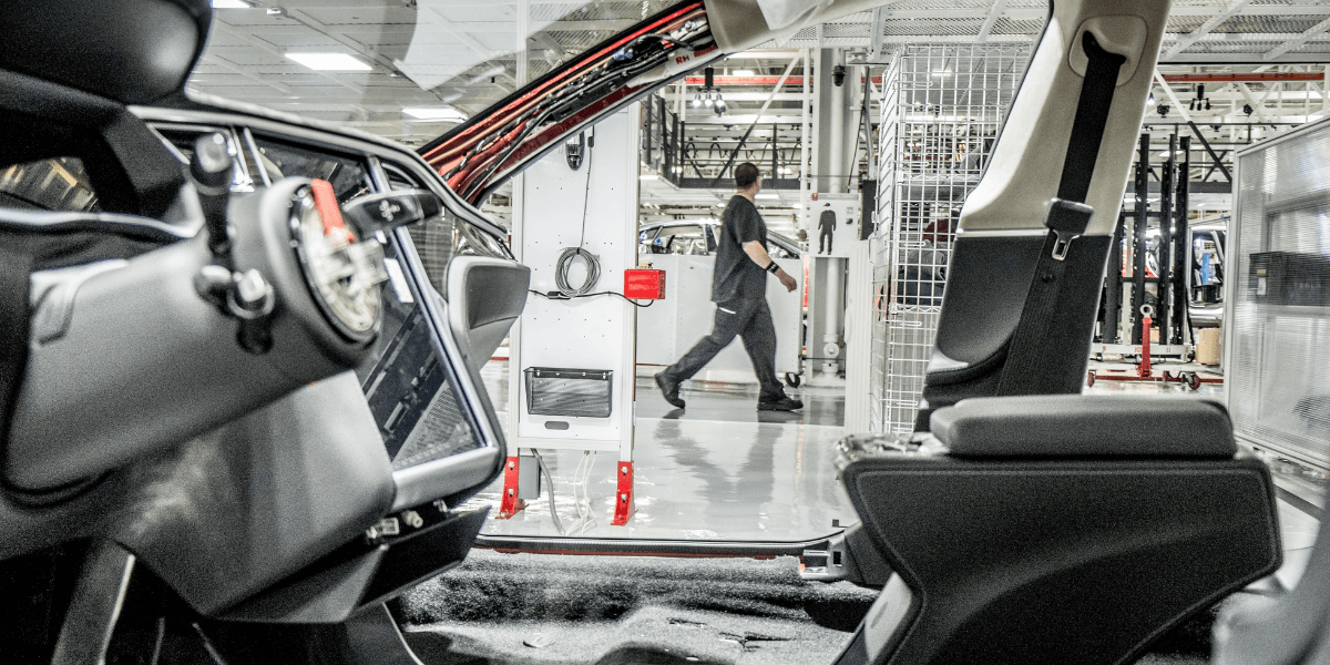 Pengar från staten ska stötta alla som är uppsagda hos Tesla. (Foto: Magnus Hjalmarson Neideman / SvD / TT)