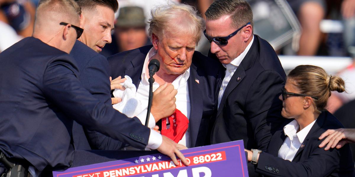 Trump blev skjuten i örat under ett kampanjmöte