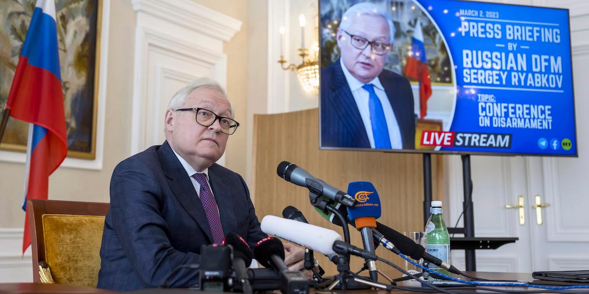 Sergei Ryabkov menar att väst och Nato måste börja ta Rysslands kärnvapenhot på allvar