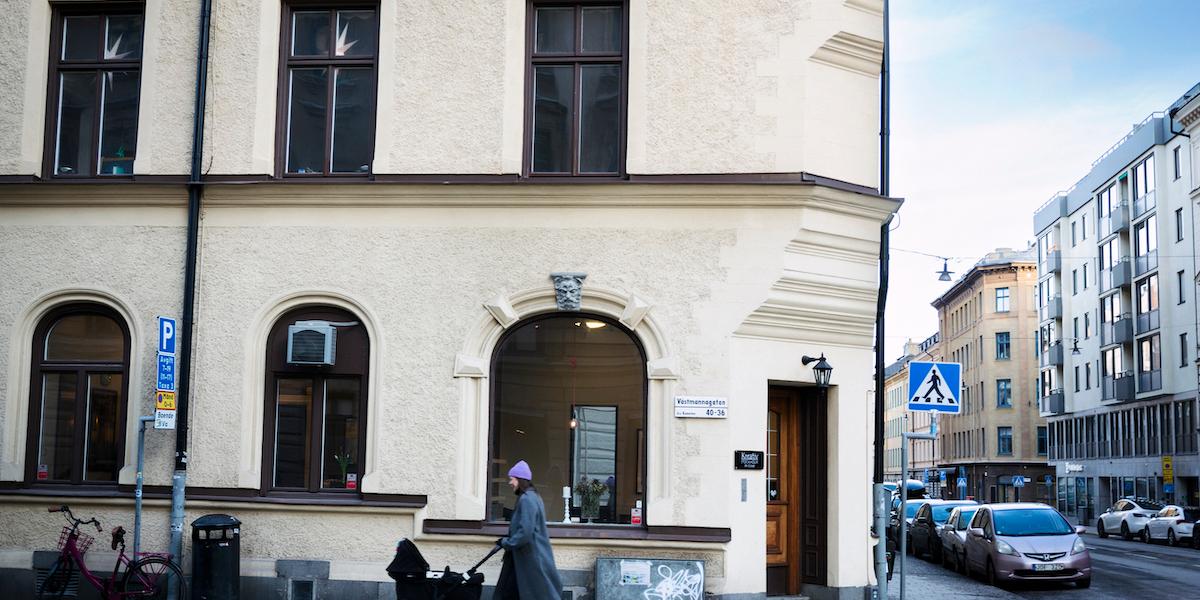Bild på lägenhetshus. Att hyra ut i andra hand kan bli en dyr historia.