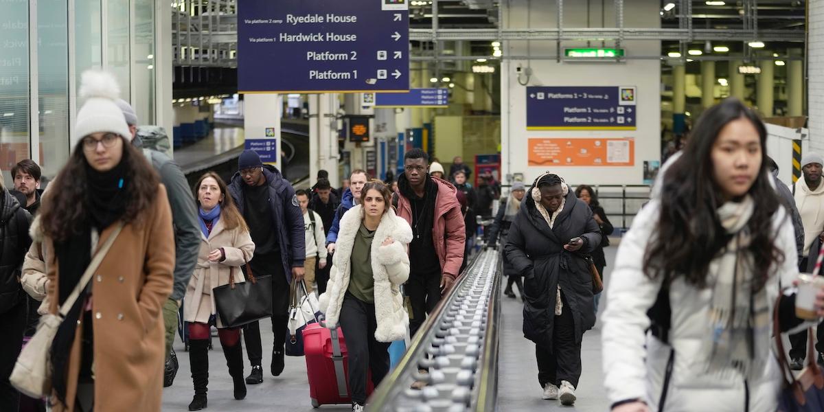 Bild på tågstation i Storbritannien.
