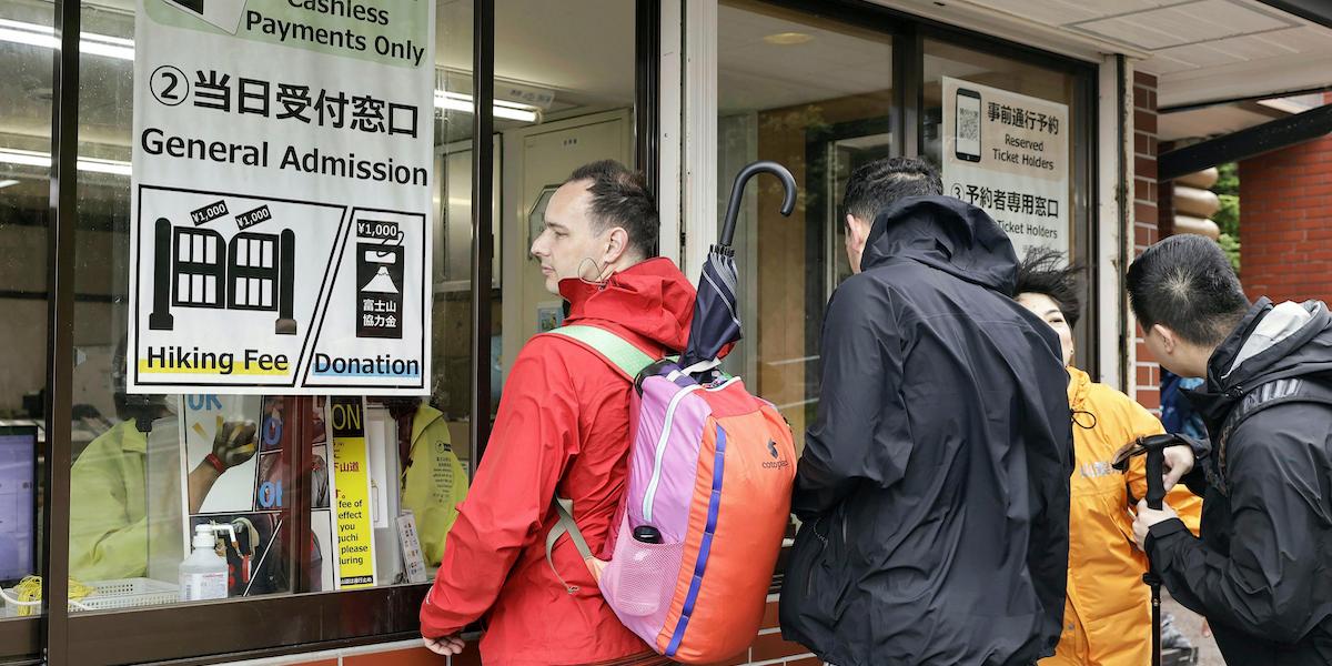 Ställ dig i kö! Nu måste du betala en turistavgift för att få bestiga Mount Fuji