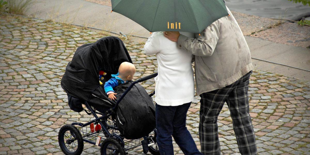 Barnfamilj på stan. Spara pengar till barnen kan vara svårt.