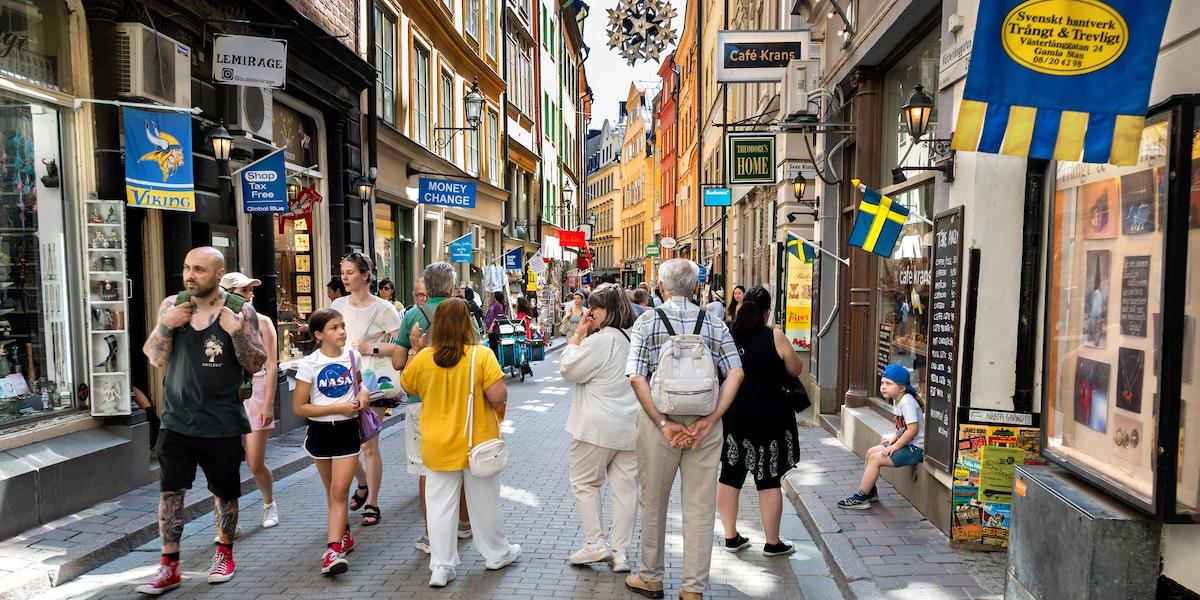 Bilden visar turister på Västerlånggatan. Inflationen är äntligen på väg ned, men IMF varnar för att den kan hålla sig kvar mer än väntat.