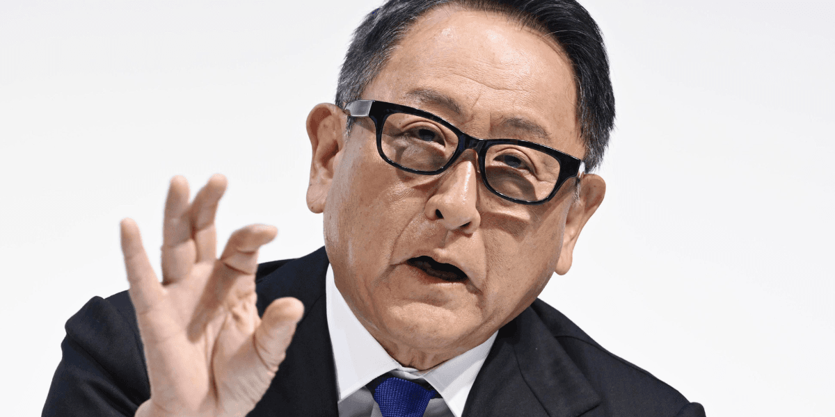 Njae, så liten var inte ersättningen. Akio Toyoda slog rekord när hag fick lön. Grattis. (Foto: Kazushi Kurihara /AP/TT)