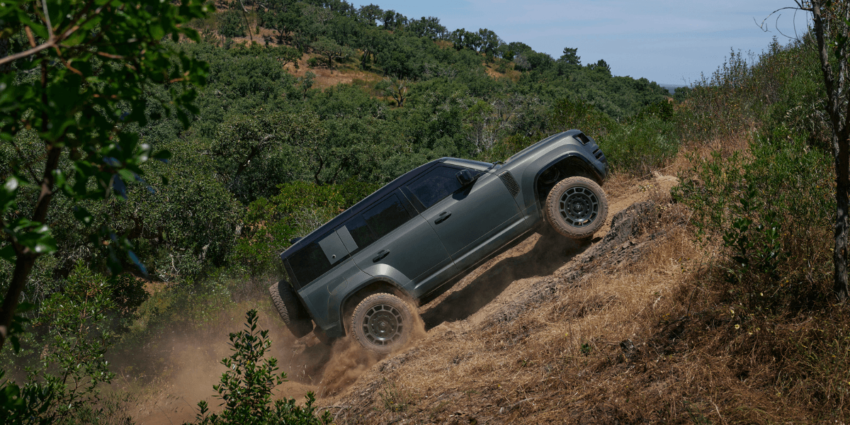 Nu är det dags för Defender Octa att kliva fram i rampljuset efter att ha teasat oss. (Foto: Land Rover)