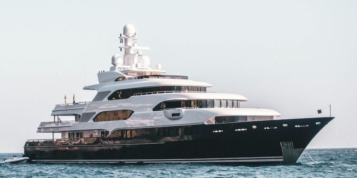 Bilden föreställer en lyxyacht. Marknaden för såna växer starkt och en tillverkare aktie rekommenderas.