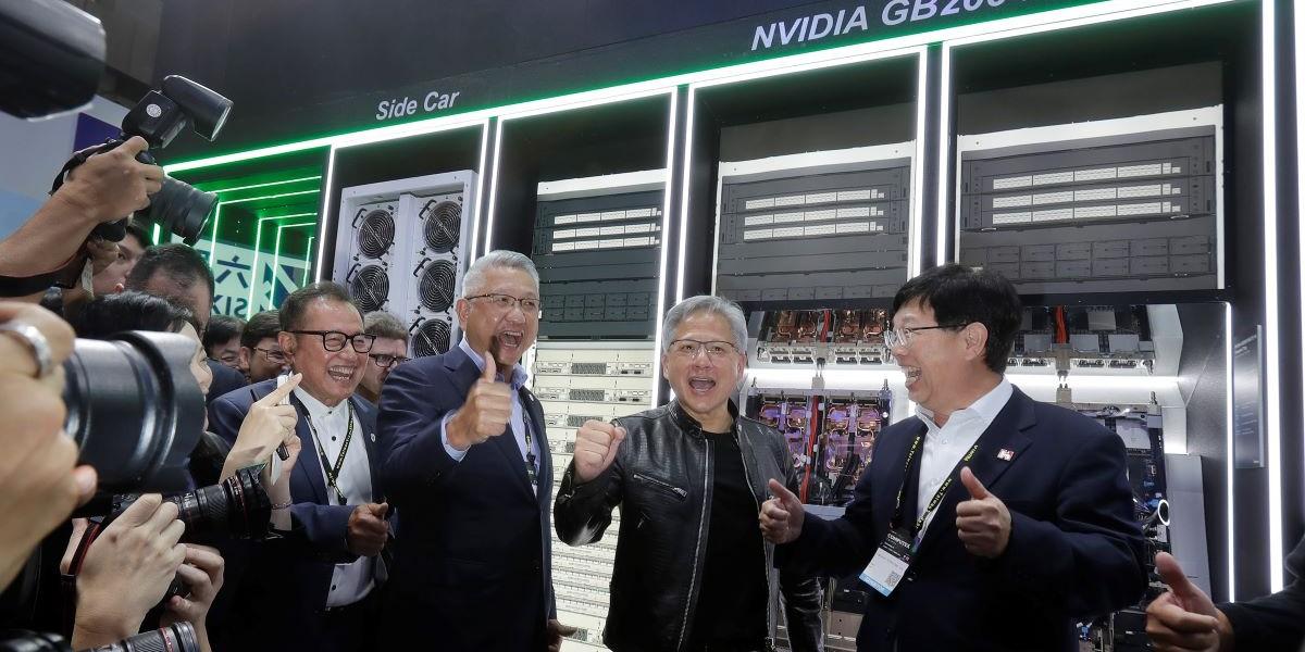 Kommer Nvidas vd och grundare Jensen Huang (mitten) återigen ge världens börser och ekonomier något att jubla över eller är AI-boomen på väg att ta slut? Svaret får vi när rapporten släpps sent på onsdag kväll svensk tid.
