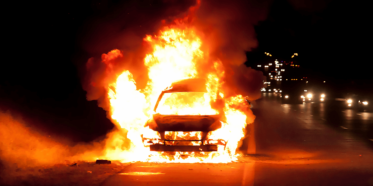 Brinner elbilar lättare? Hur ska man hantera en bilbrand? Kortfattat, gör inget allt. (Foto: Getty Images)