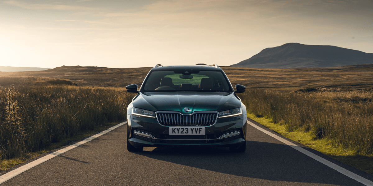 Man kan inte ana att denna bil packar 470 hk. Vem älskar inte en sleeper. (Foto: Skoda)