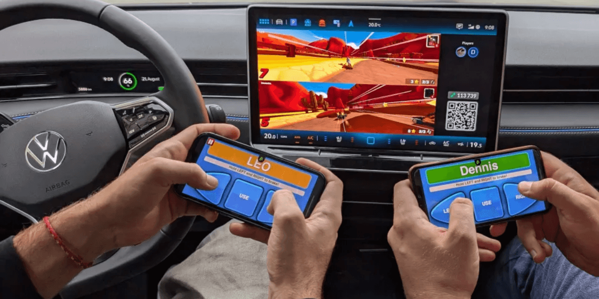 Bra nöje när man står och laddar eller är ute och campar. Lite gaming på skärmen. Enkelt att koppla upp också. (Foto: Volkswagen)