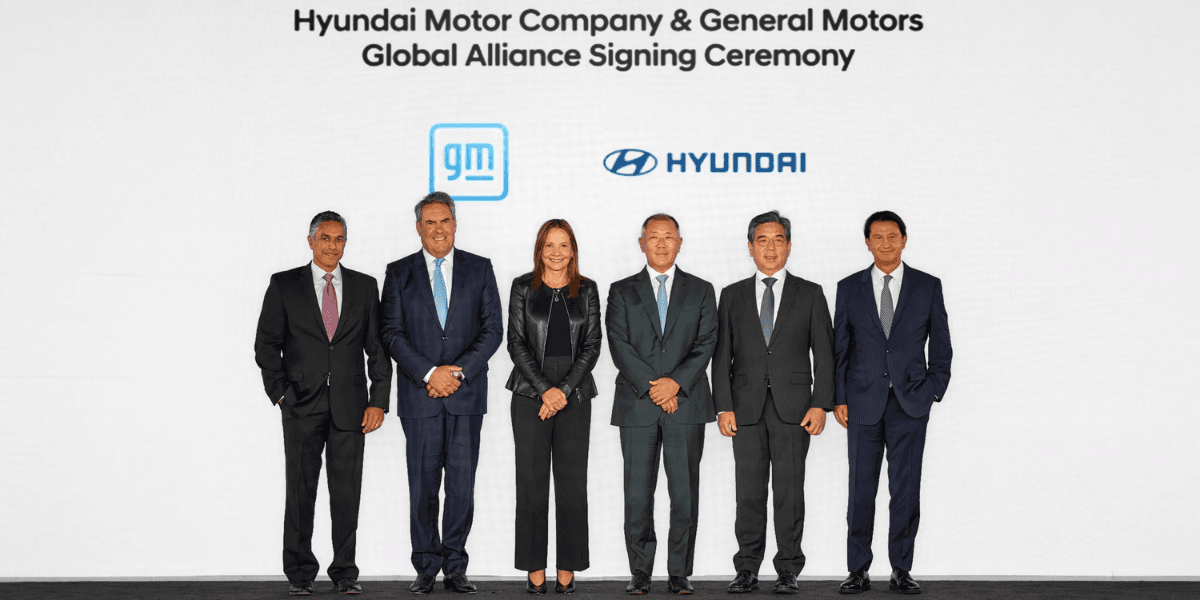 En rad med människor som ingått samarbete men ser extremt obekväma ut. (Foto: Hyundai Motor Group)
