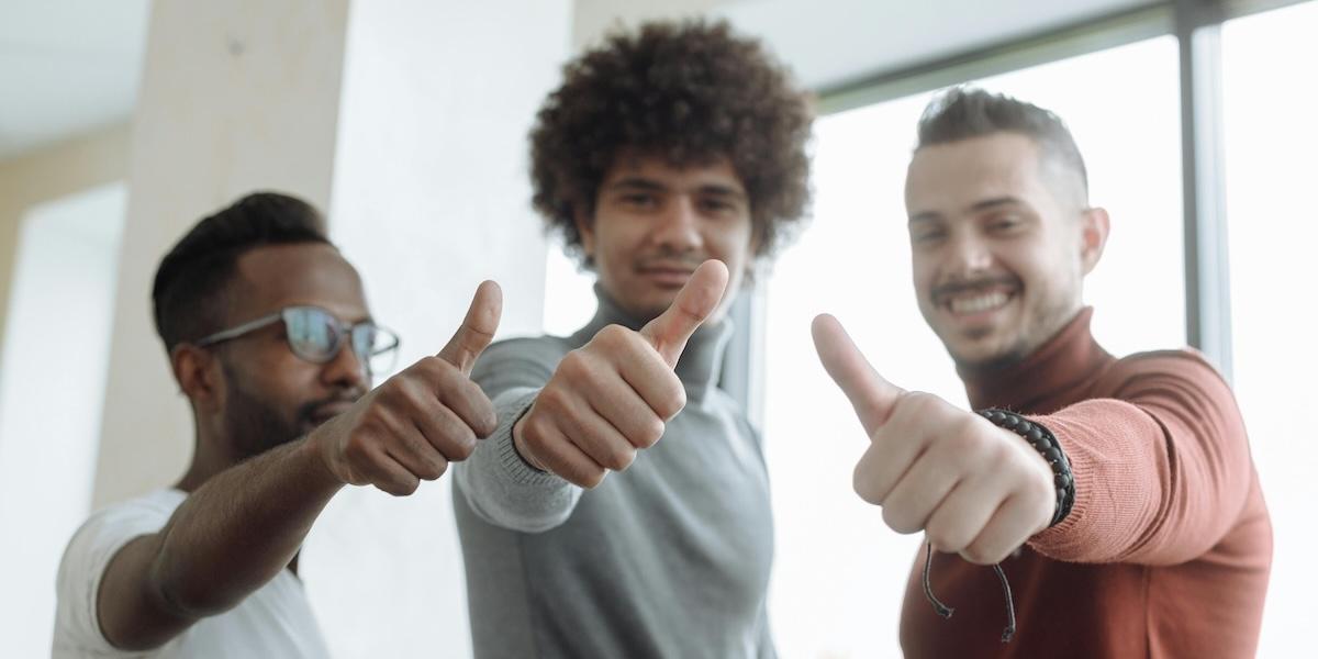 Hitta vänner på jobbet är det bästa lyckopillret.