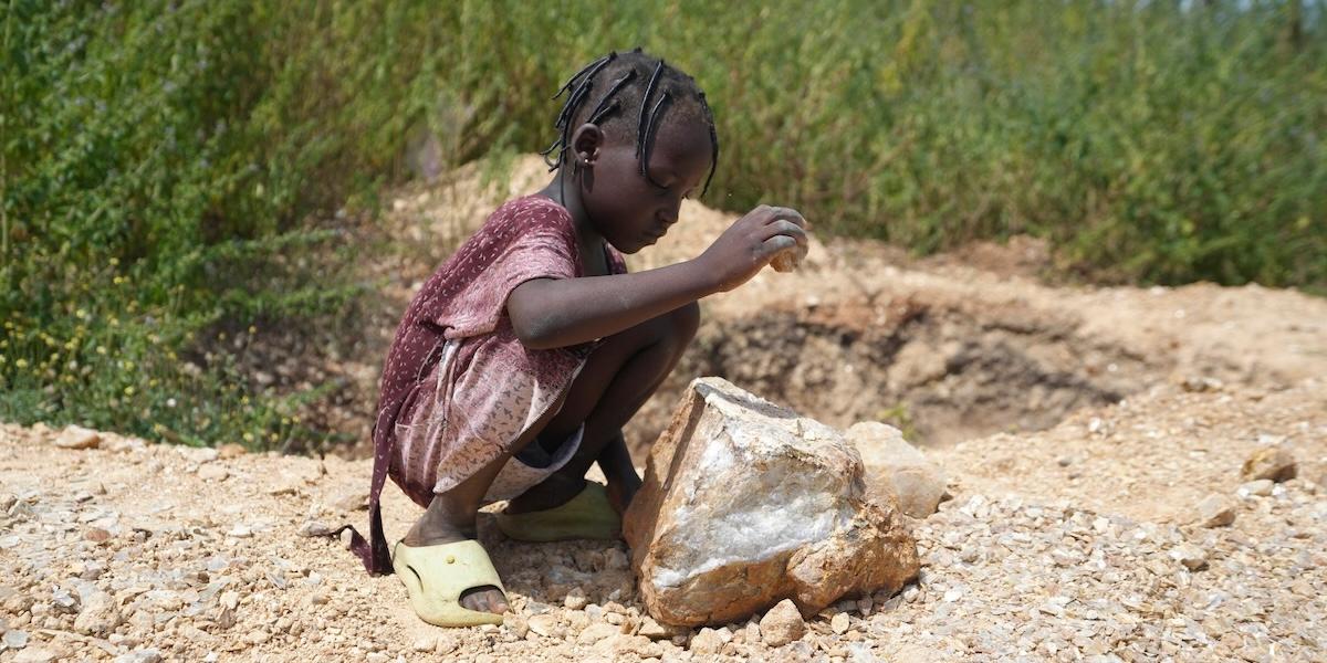 Barnarbete förekommer vid olagliga litiumgruvor i Nigeria – där råvaror till litiumbatterier utvinns. På bilden syns sexåriga Juliet vid en sådan gruva. (Foto: TT)