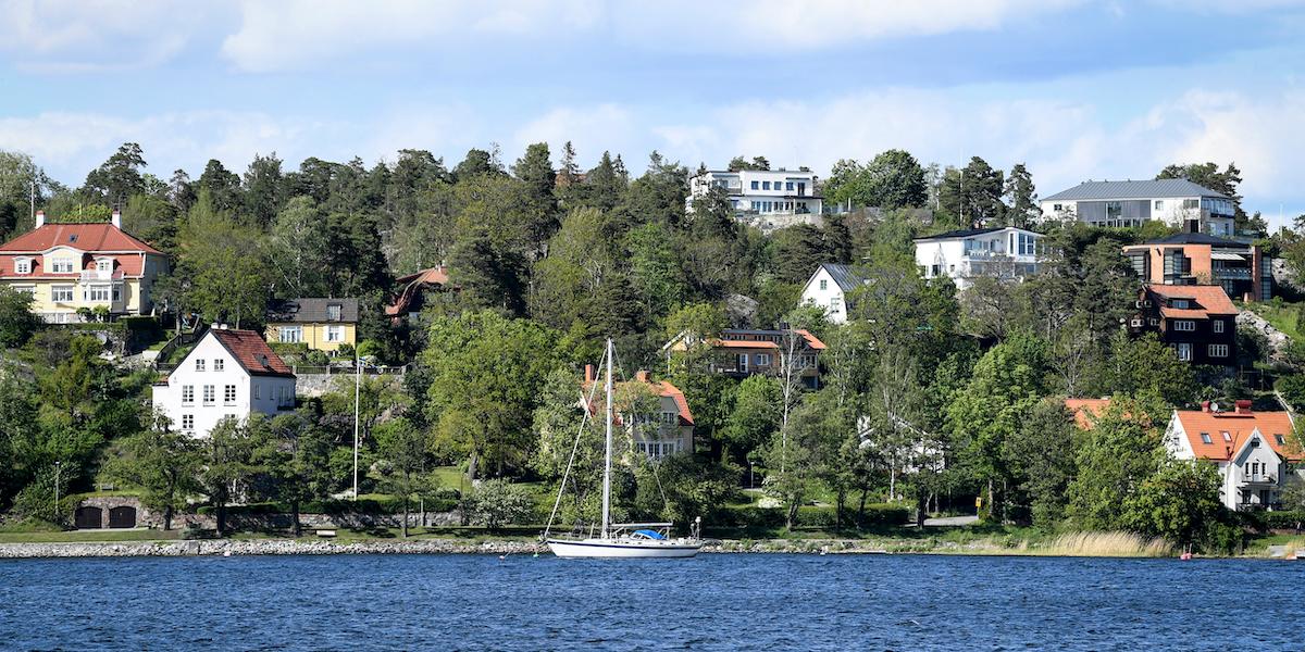 Mindre sjöar och smala vattendrag omfattas snart inte längre av strandskyddet – en förändring som hyllas av mäklare men kritiseras av miljöorganisationer. (Foto: Fredrik Sandberg/TT)