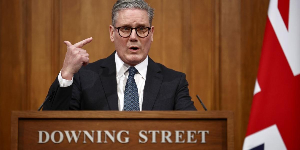 Keir Starmer inne i 10 Downing Street – en av flera brittiska regeringsbyggnader som värms med gas från ett bolag med kopplingar till rysk gas.