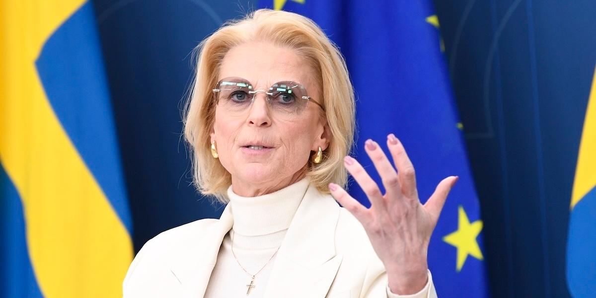 Finansminister Elisabeth Svantesson vill se att de frysta ryska tillgångarna kommer Ukraina till nytta inom kort.