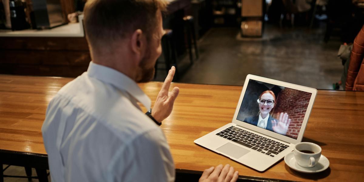 Deepfake: Kandidaten vägrade vifta med handen