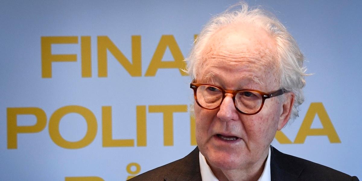 Lars Heikensten pekar på att en fastighetsskatt kan stödja upprustningen i Sverige.