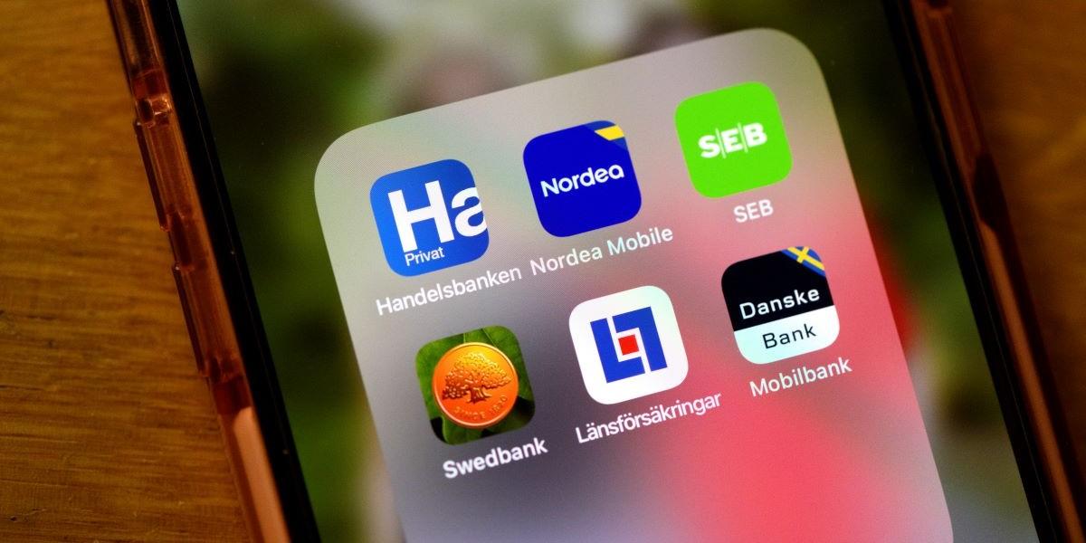 Flera av de svenska bankaktierna på börsen får sänka råd av experterna.