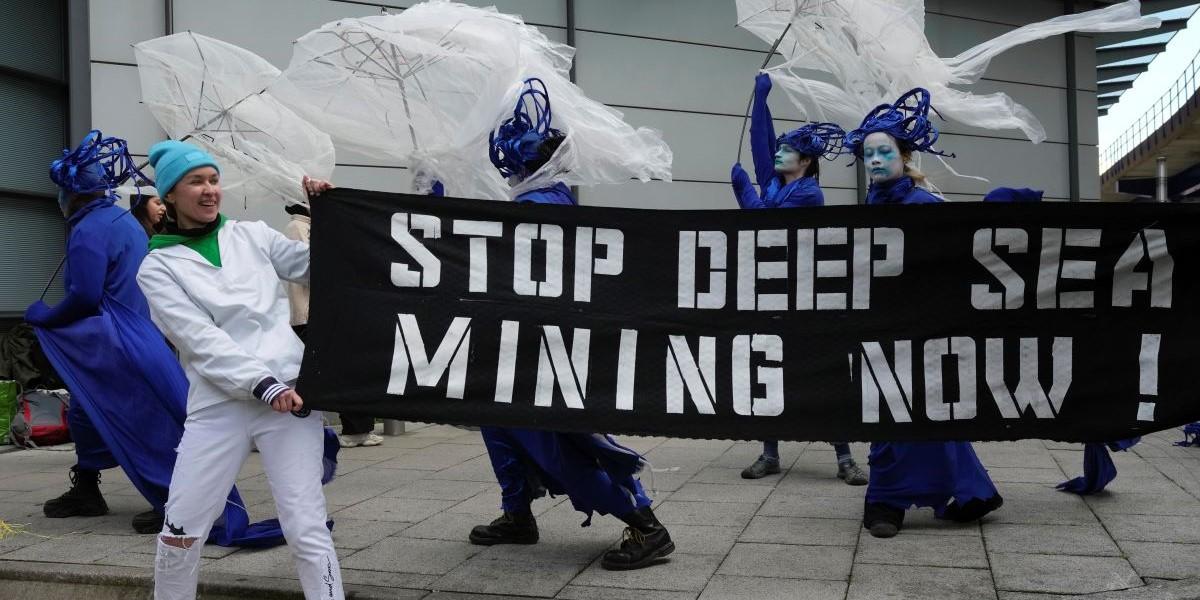 Protester i London våren 2024 mot gruvnäring på havets botten i jakten på råvaror.