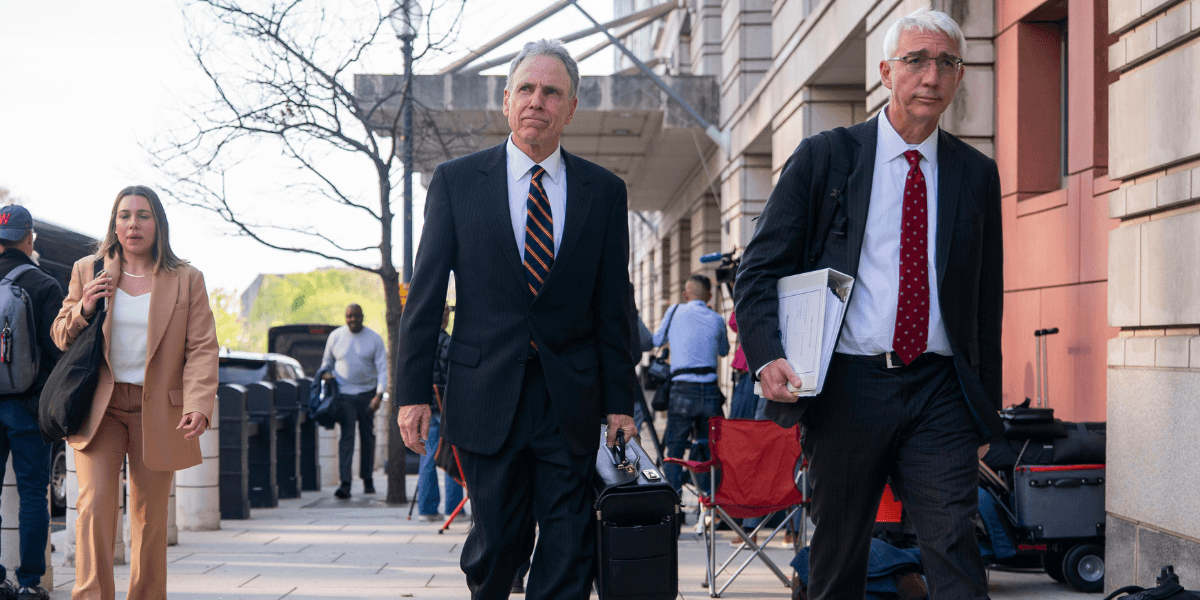 Mark Hansen, i mitten, en advokat för Meta, lämnar efter den första dagen av en historisk antitrusträttegång om Meta-vd:n Mark Zuckerbergs avsikter med förvärvet av Instagram. (Foto: Nathan Howard/AP/TT)