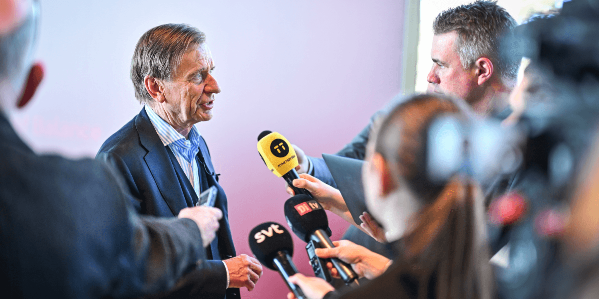 Vd Håkan Samuelsson intervjuas vid Volvo Cars bolagsstämma i i Volvohallen i Göteborg. (Foto: Björn Larsson Rosvall/TT)