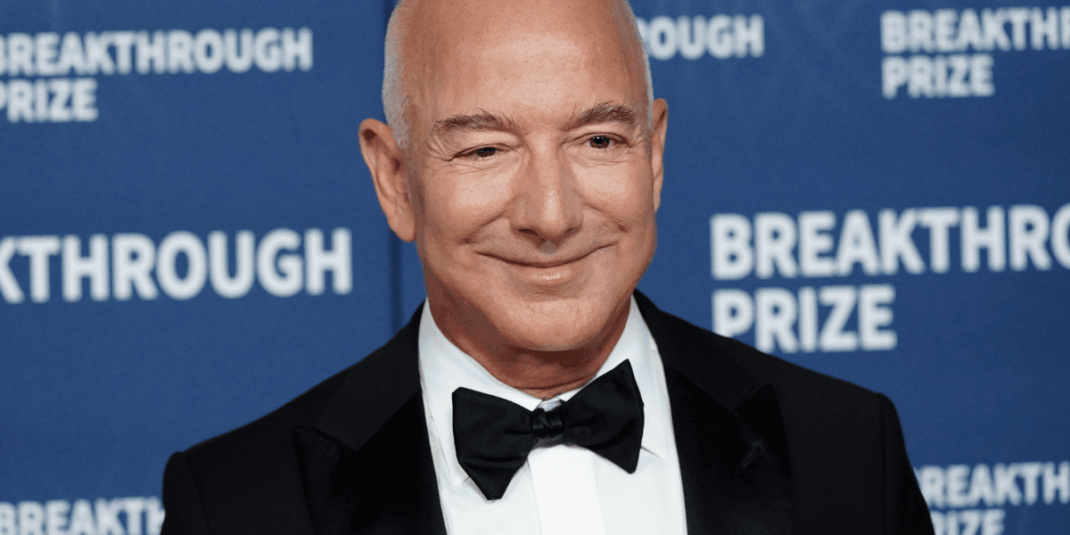 Jeff Bezos har i all hemlighet matat in pengar i en elbils-startup. (Foto: Jordan Strauss/AP/TT)