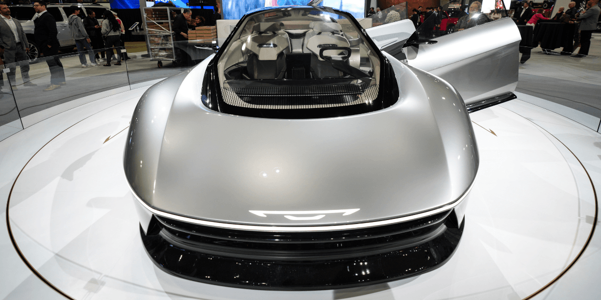Chrysler Halcyon Concept visas upp på bilmässan AutoMobility LA i Los Angeles 2024. (Foto: Jae C. Hong/AP/TT)