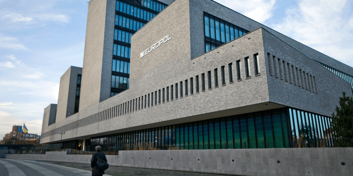 Europol har gjort ett stort tillslag mot barnpornografinätverk. (Foto: Peter Dejong/AP/TT)