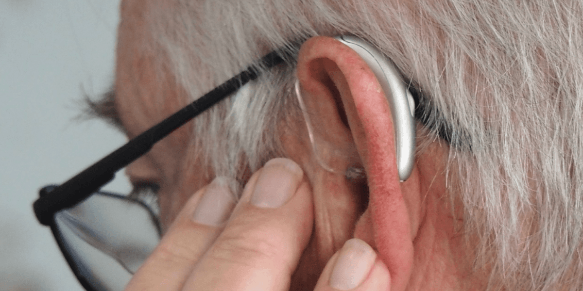 "Vi hör med örat, men lyssnar med hjärnan". Tinnitus stammar därför inte nödvändigtvis från problem med öronen, menar hörselspecialisten.