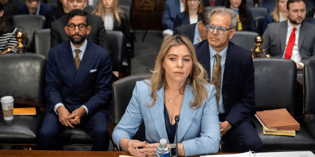 Sarah Wynn-Williams, Facebooks tidigare chef för global offentlig politik, anländer för att vittna inför senatens underkommitté för rättsväsende om brott och terrorism på Capitol Hill. (Foto: Mark Schiefelbein/AP/TT)