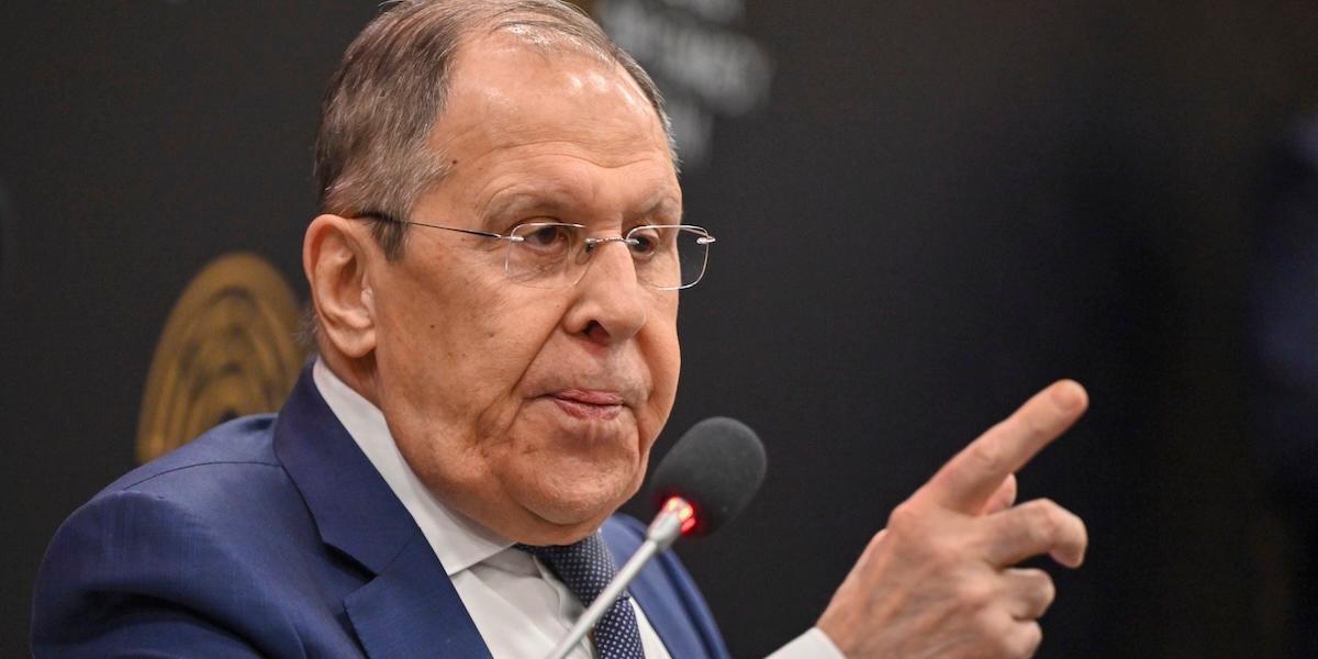 Vi vet vilka ni är säger Lavrov som trappar upp inifrån. (Foto: Mert Gokhan Koc/TT)