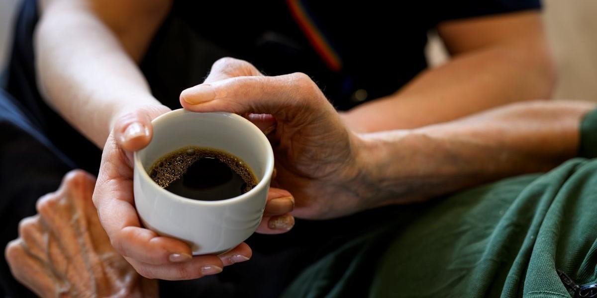 Mycket kaffe slängs - och nu blir det dyrare