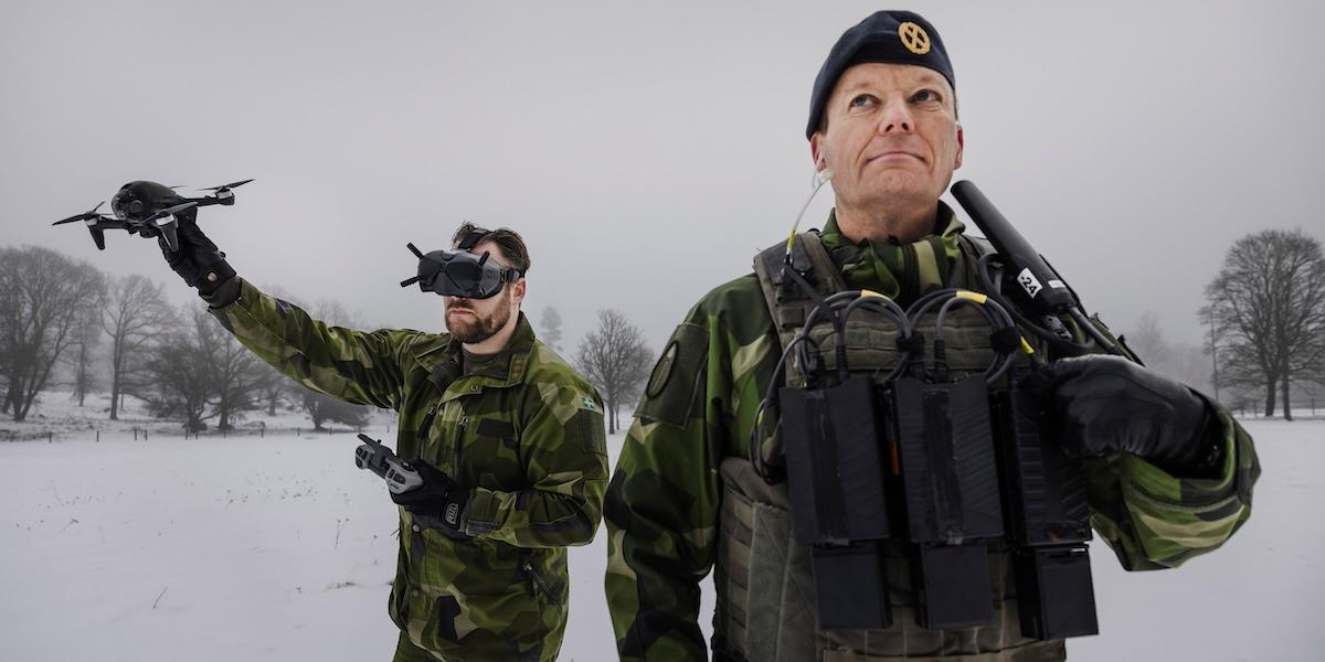 Brigadgeneral Mattias Hansson (t.h.) demonstrerar ny försvarsutrustning mot drönare – ett växande hot som Sverige nu rustar upp mot med både teknik och taktik. (Foto: Linus Sundahl-Djerf /TT)