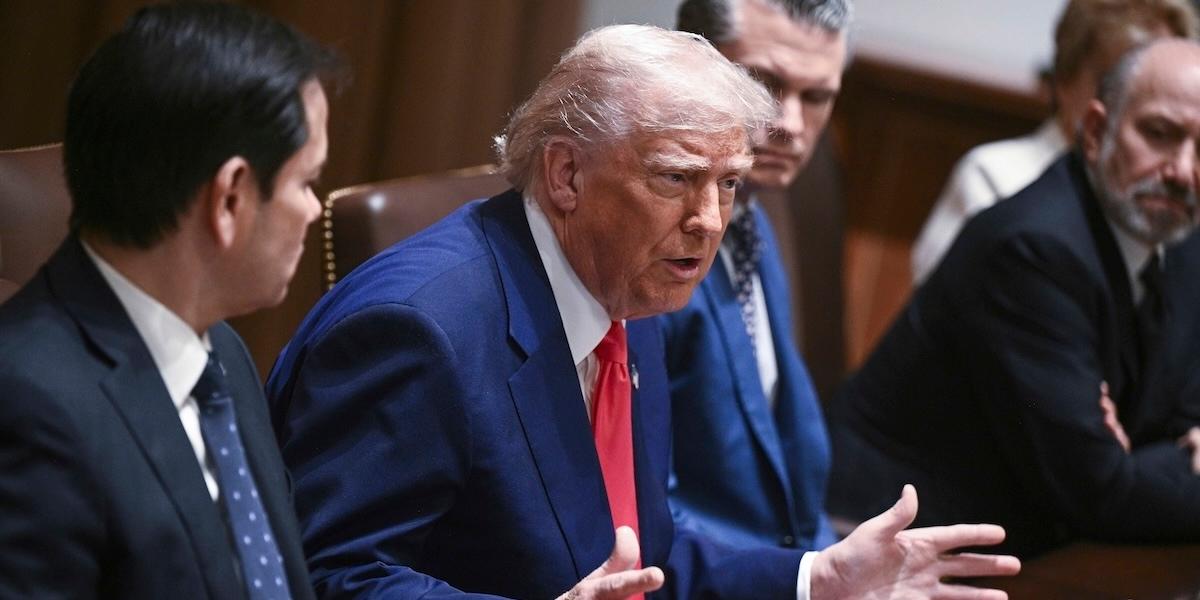 Nu kräver oppositionen i USA att Trump utreds för insiderhandel.