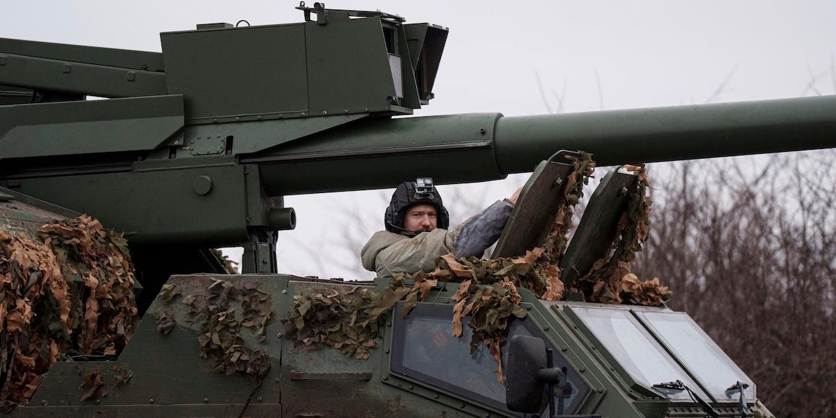 Ukrainsk soldat vid fronten – nu har kriget nått in på rysk mark, något som president Zelenskyj nu bekräftar. (Foto: Evgeniy Maloletka/TT)