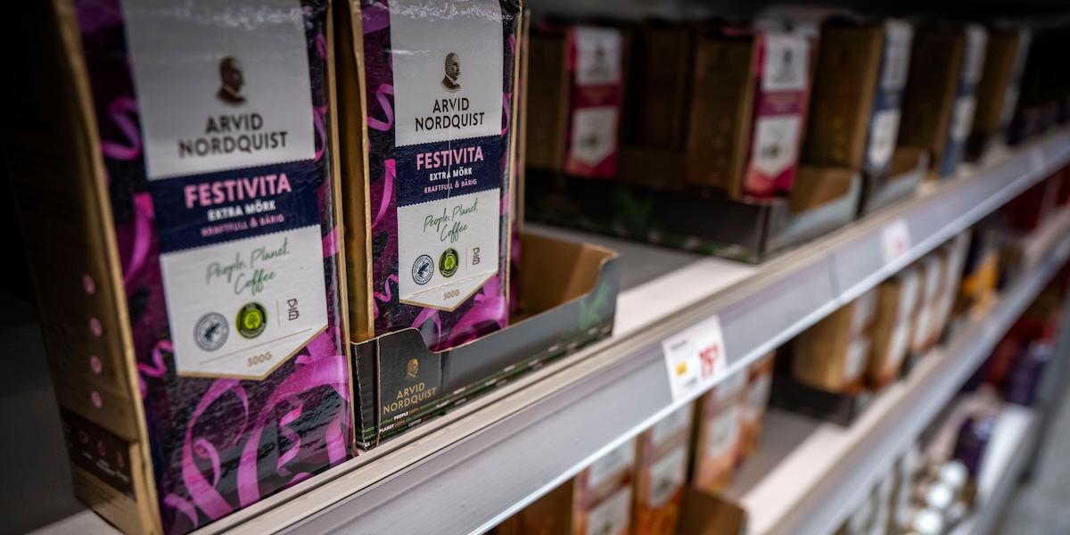 Butikshyllor med vardagsvaror som kött och kaffe – vanliga mål för ringa stölder enligt Svensk Handel. (Foto: Johan Nilsson / TT)