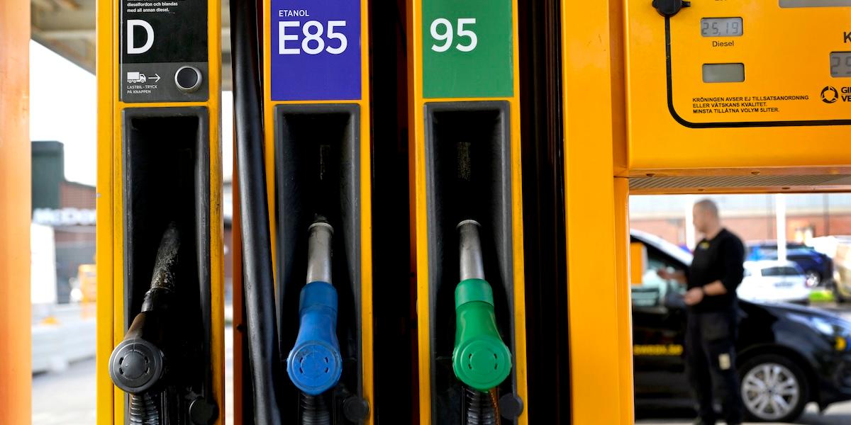 Tankar du grönt i maj? Då kan det vara Preem Redefine HVO100 – världens första Svanenmärkta HVO100-diesel. (Foto: Janerik Henriksson / TT)