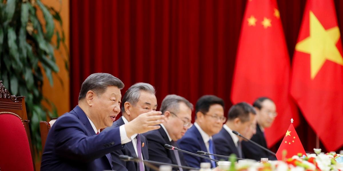 Kinas president Xi Jinping under möte med Vietnams premiärminister i Hanoi. Kina stärker banden i Sydostasien för att minska beroendet av USA. (Foto: Minh Hoang/TT)