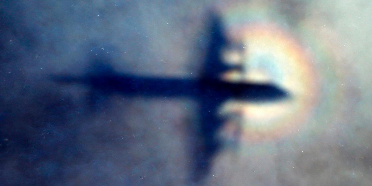 Ett spaningsplan från Nya Zeeländska flygvapnet söker efter MH370 över Indiska oceanen i mars 2014. Trots omfattande sökningar har planet ännu inte hittats. (Foto: Rob Griffith/TT)