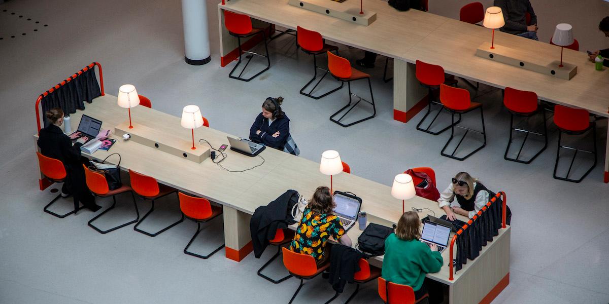 Fler kvinnor än män tar examen